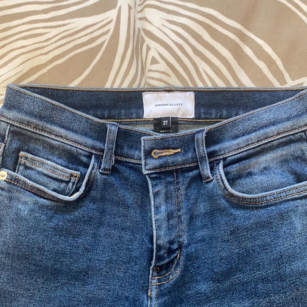 Like new! Current Elliott dark/medium wash distressed jeans.